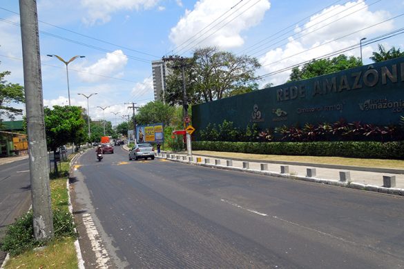Blocos de concreto na Avenida André Araújo. foto: Marcus Pessoa