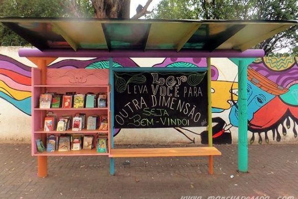 Iniciativa visa incentivar a leitura aos usuários do transporte coletivo. Interessados podem emprestar as obras sem nenhuma burocracia.