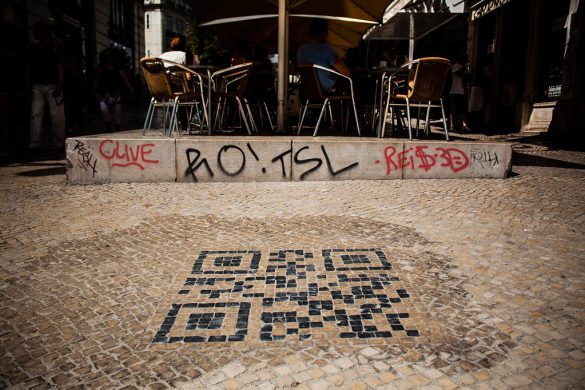 QR Code em calcadas da resposta e informacoes turísticas sobre o local