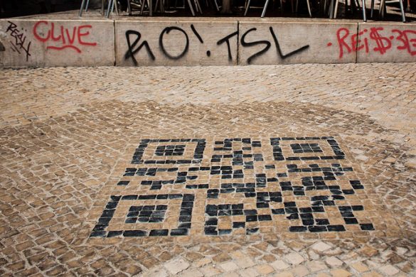 O símbolo desenhado na calçada portuguesa no Chiado para os turistas com smartphone terem informação rápida sobre a zona