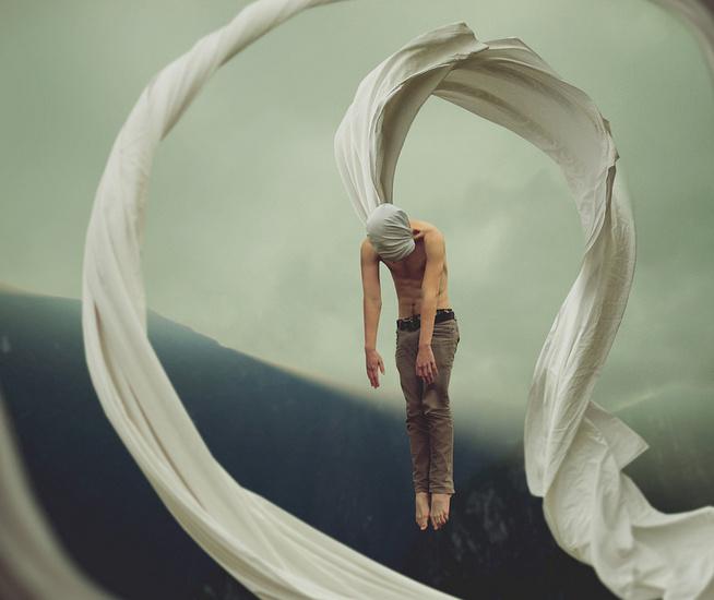 O surrealismo e bizarrimos de Kyle Thompson