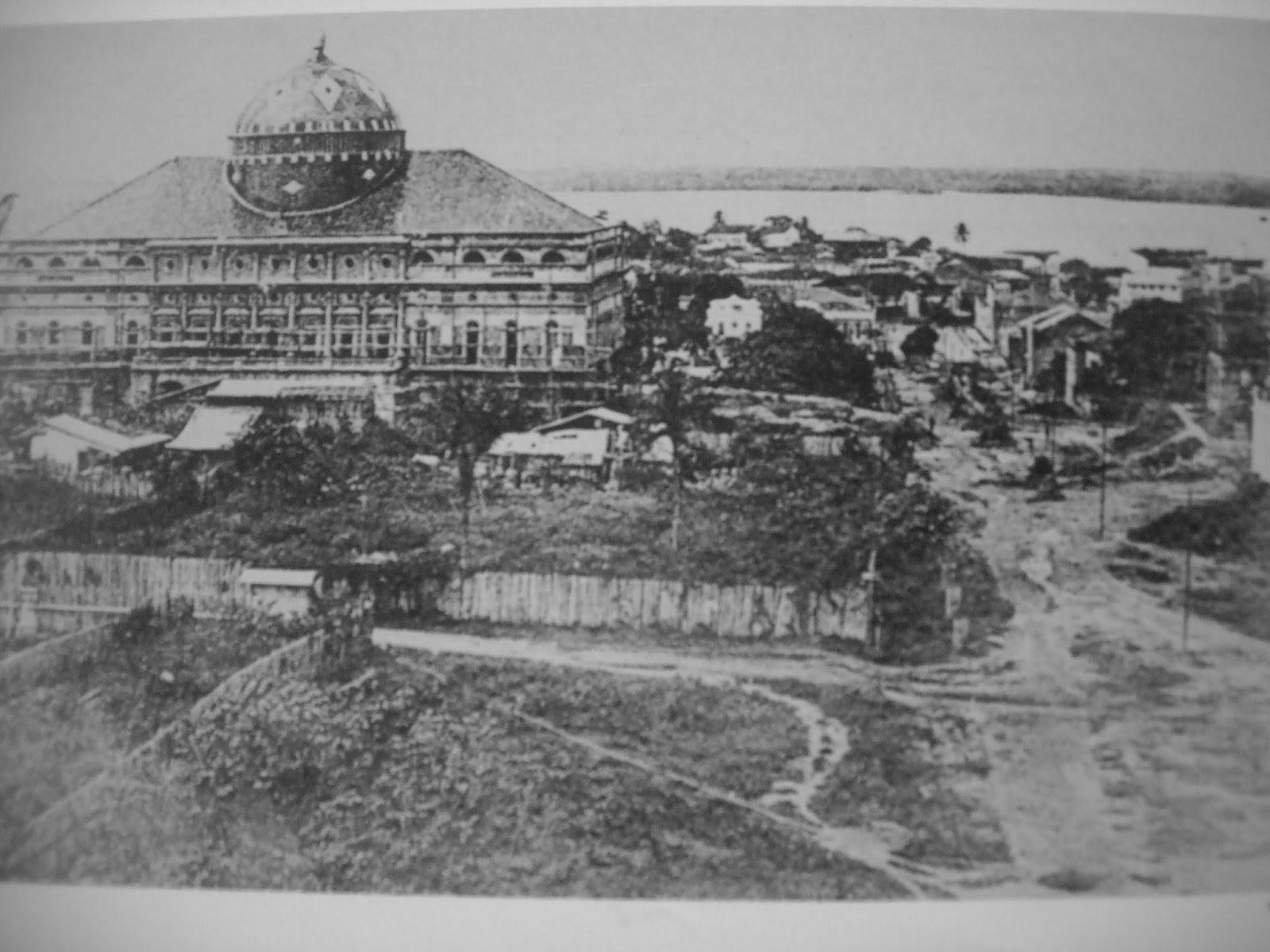 Teatro Amazonas há 100 anos atrás foi considerado um elefante branco. Essa foto é durante os acabamentos do Teatro Amazonas.