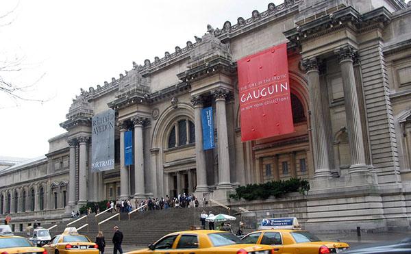 Imagem real da fachada do Metropolitan Museum of Art sem fiação elétrica aparente (Crédito: Márcio Pena)
