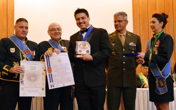 Recebendo título de comendador pela Câmara Brasileira de Cultura.