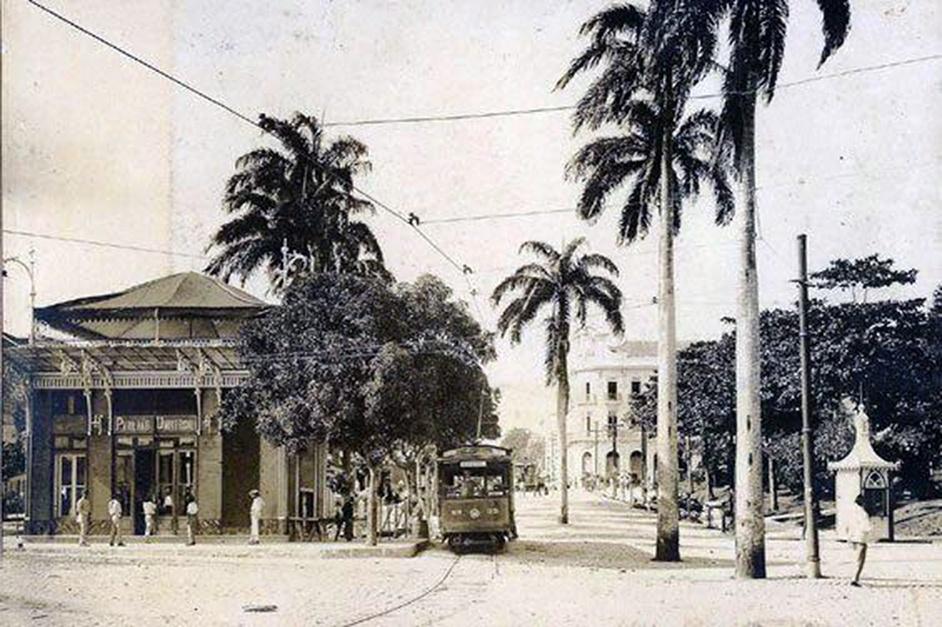 Praça XV de Novembro, tendo como referência o Pavilhão Universal.