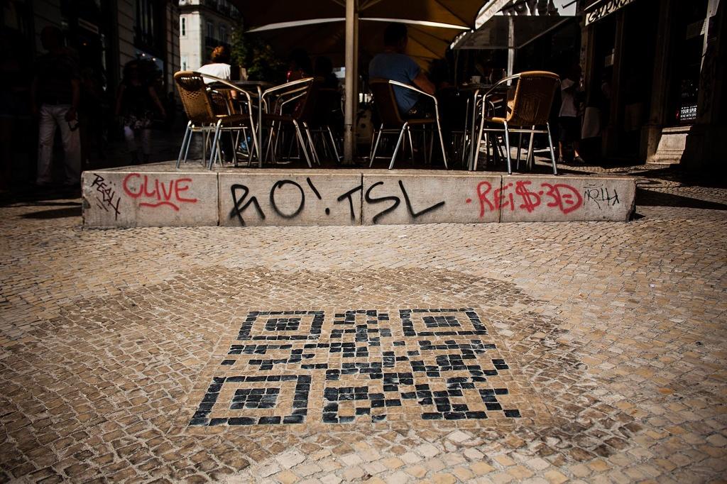 QR Code em calcadas da resposta e informacoes turísticas sobre o local