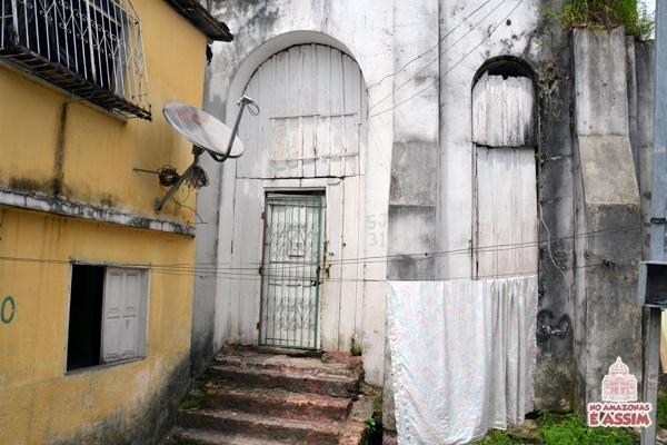 Antiga casa das máquinas e turbinas virou varal na comunidade