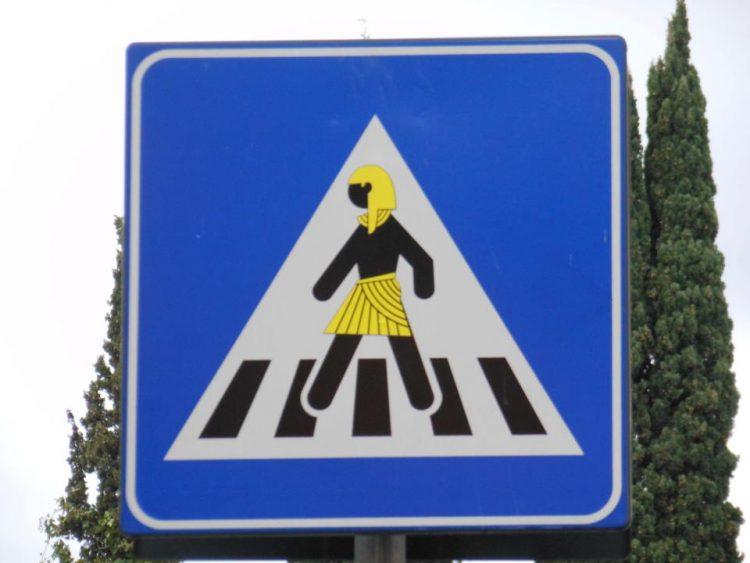 Artista faz intervenções divertidas em placas de trânsito pelo mundo