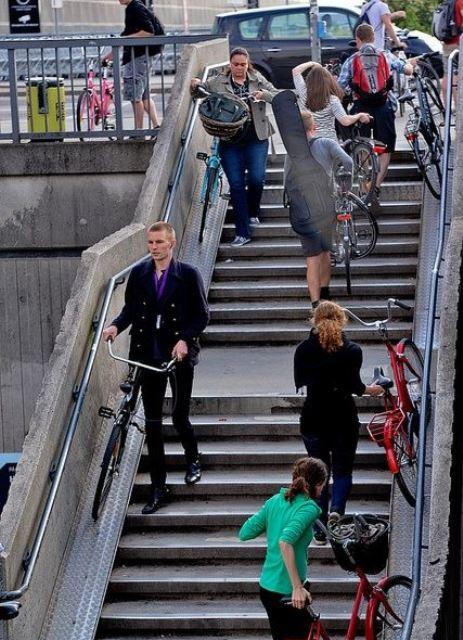 Rampa para deslizamento de bicicletas em escadarias