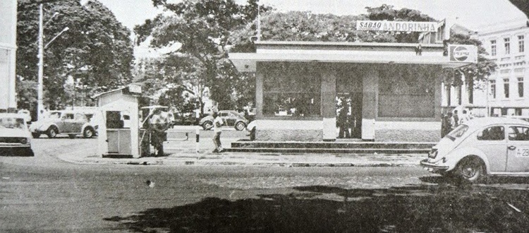 O histórico Café do Pina, na praça da Polícia