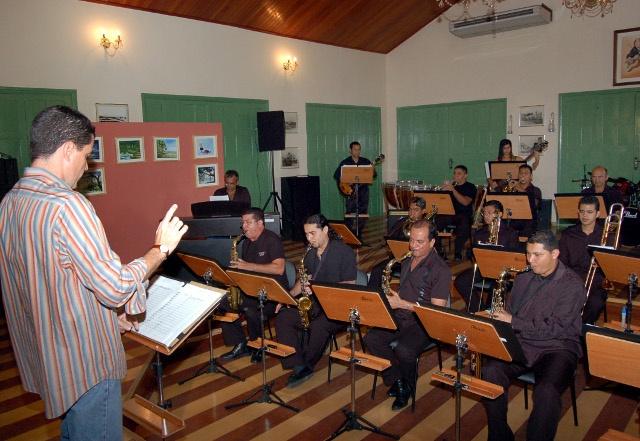 MAO, 28/03/2006 CIDADES FORMADA POR 20 MÚSICOS QUE TAMBÉM TOCAM NA ORQUESTRA SINFÔNICA DE MANAUS, A BIG- BAND VAI LEVAR MÚSICA ORQUESTRADA AOS EVENTOS DA PREFEITURA.