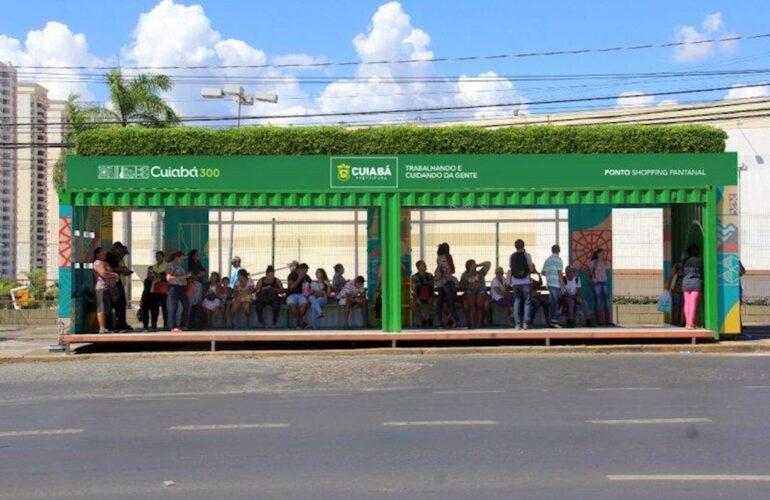 Paradas de Ônibus verde com jardins suspensos e capturador de energia solar