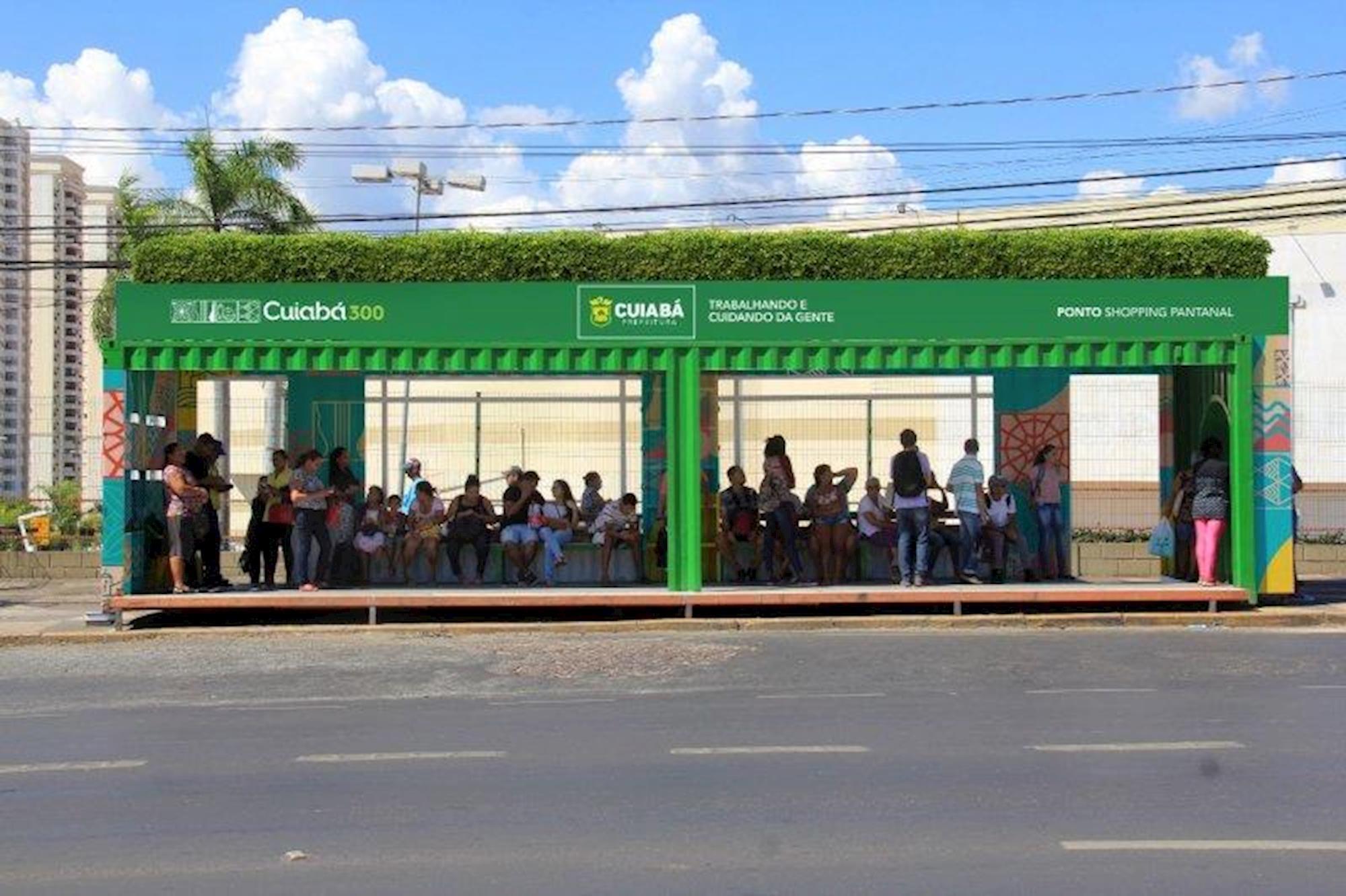 Paradas de Ônibus verde com jardins suspensos e capturador de energia solar