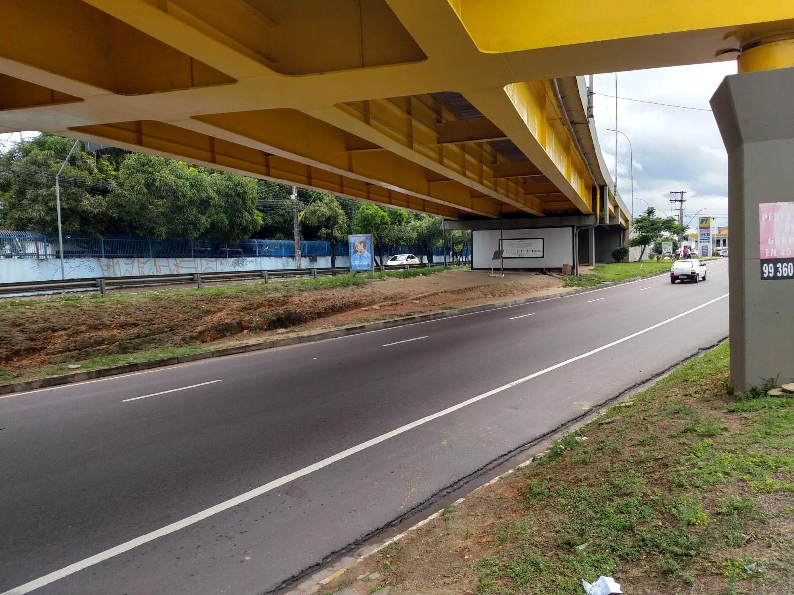 Embaixo do viaduto, a prefeitura afixou um banner com os nomes de todas a vítimas.