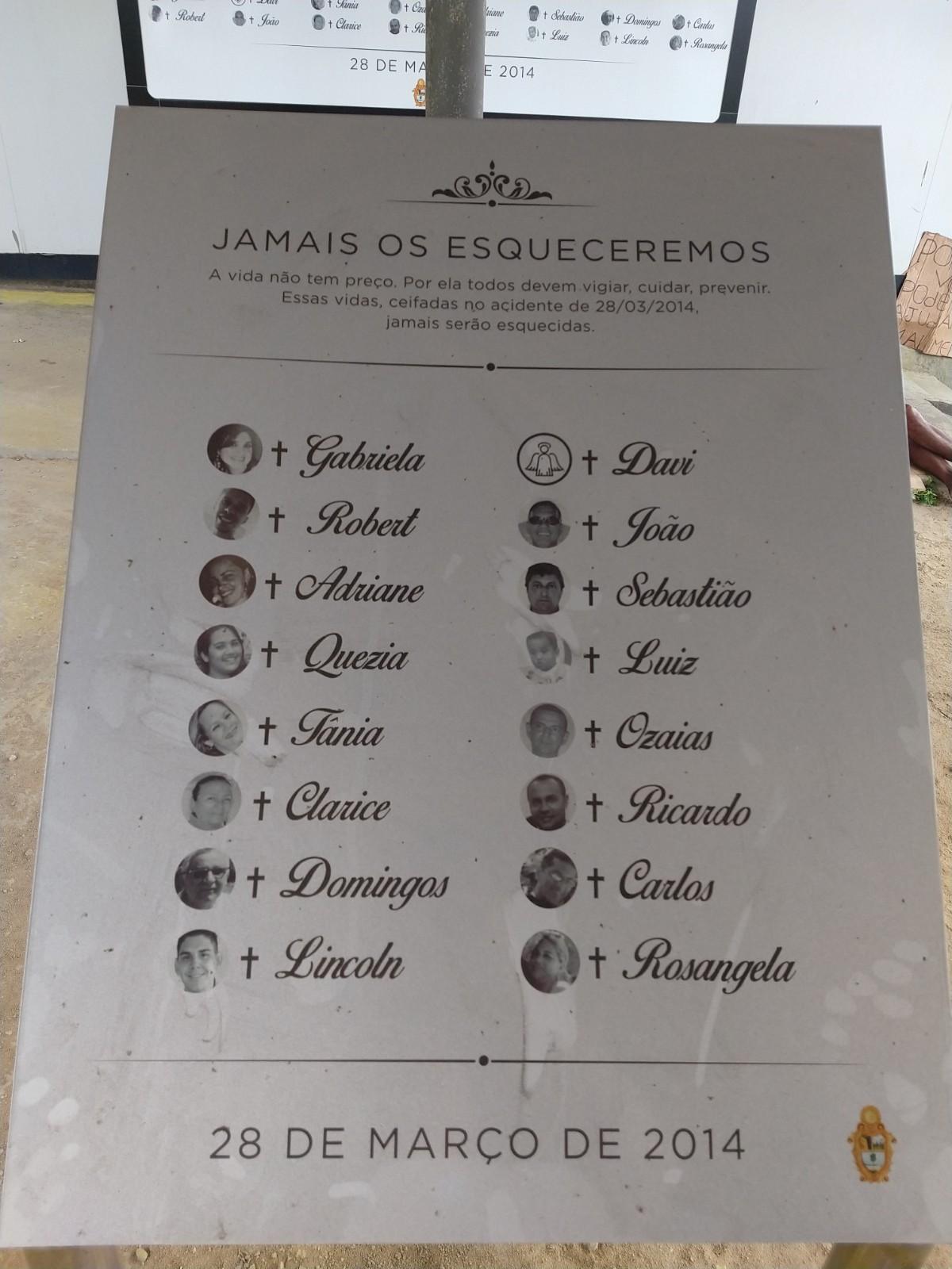 Embaixo do viaduto, a prefeitura afixou um banner com os nomes de todas a vítimas. / Foto : Marcus Pessoa