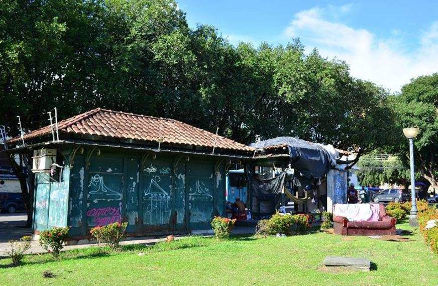 Cabines Telefônicas da Praça da Saudade pichada e ocupadas / Foto : Michell Mello
