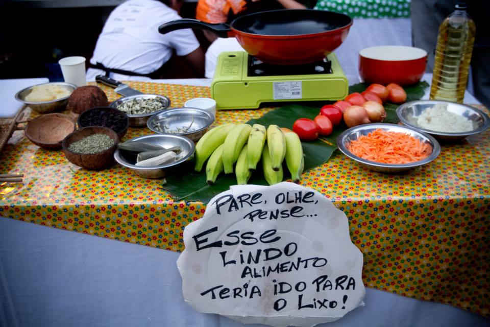 Por conta disto, a experiência começa exatamente na feira de rua, onde aqueles alimentos, mesmo em boas condições, não são comprados pela população por estarem feios, assimétricos ou com partes machucadas.