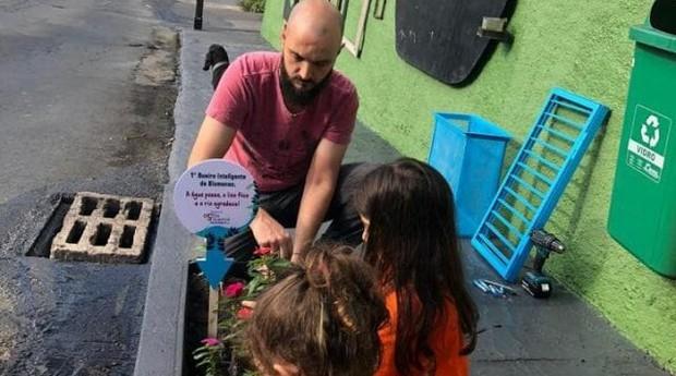 Tiago mostra filtro para bueiro às crianças de Blumenau (Foto: Divulgação)