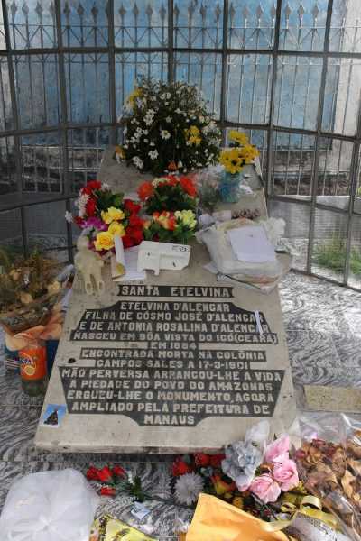 Etelvina D’Alencar, Filha de Cósmo José D’Alencar e de Antonia Rosalina D’Alencar nasceu em Bôa vista do Icó (Ceará) em 1884. Encontrada morta na Colônia Campos Sales a 17-3-1901. Mão perversa arrancou-lhe a vida . A peidade do povo do Amazonas ergue-lhe o monumento agora ampliado pela Prefeitura de Manaus. / Foto : Instituto Durango Duarte