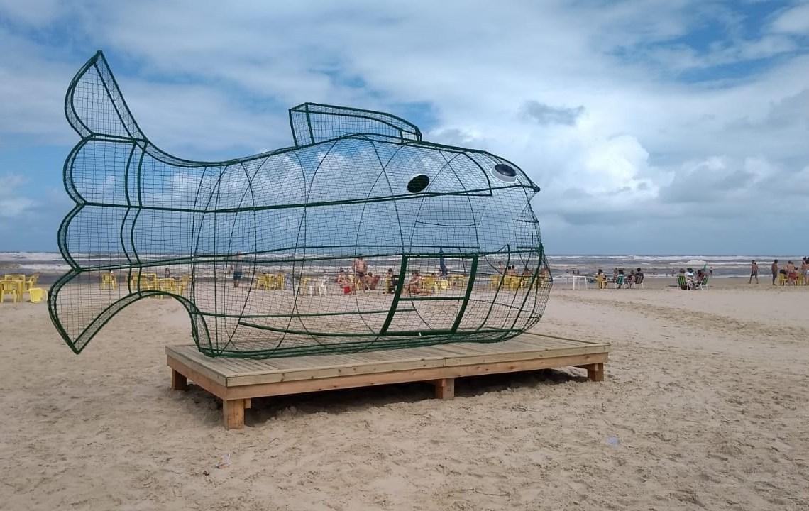 Peixe PET : Um atrativo diferente para descarte de garrafas de plástico em praia