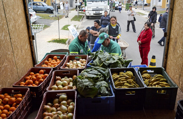 Conheça o Programa Câmbio Verde que troca lixos recicláveis por hortifrutis de época