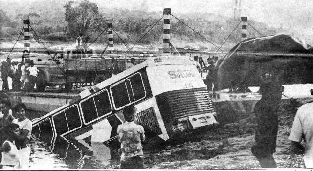 Ônibus da Soltur sendo retirado da água (Divulgação)