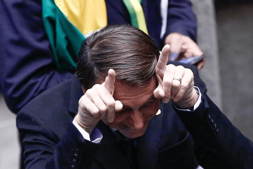 O gado segue o Bolsonaro na multidão porque não é fácil perder alguém com os chifres daquele tamanho. #BolsonaroCorno