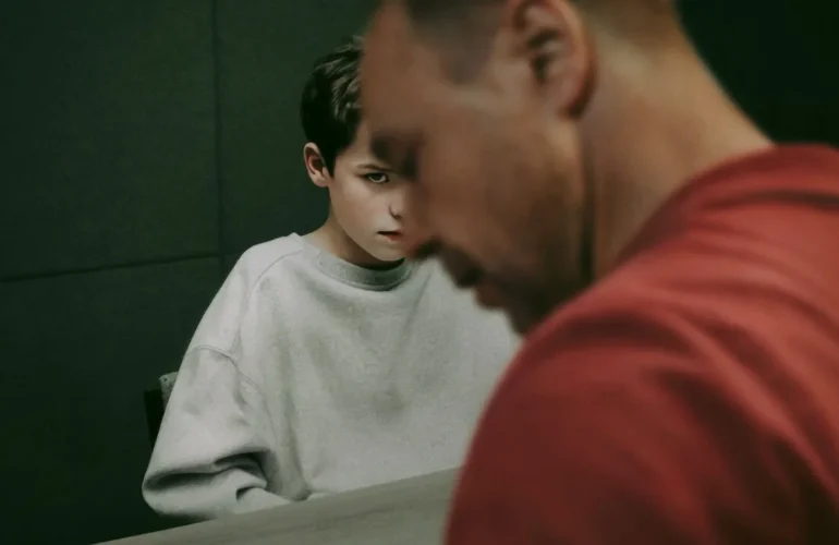 Adolescência": série da Netflix provoca reflexões sobre violência, discursos extremistas e os impactos da cultura digital na formação dos jovens